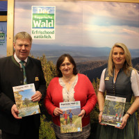 MdB Marianne Schieder (Mitte) wirbt mit Herbert Bauer, 1. Bürgermeister von Stamsried, und Petra Gihl von der Ferienregion Hirschstein für einen Besuch im Bayerischen Wald.